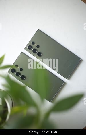 Une paire de smartphones samsung Galaxy S23 ultra Banque D'Images