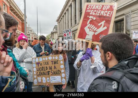 Londres, Royaume-Uni. 22 avril 2017. Des milliers de scientifiques et de partisans de la science attendent au Science Museum de marcher à travers Londres pour un rassemblement au Parlement pour célébrer le rôle vital que la science joue dans nos vies et pour appeler à la fin des fausses nouvelles et des fausses sciences telles que le déni climatique par des politiciens tels que Trump qui se révéleront désastreux. Ils veulent que le Royaume-Uni et d’autres gouvernements fondent leurs politiques sur des recherches éprouvées plutôt que sur des anecdotes et des préjugés, et appellent à protéger la coopération internationale dans le domaine scientifique menacée par le Brexit et l’isolationnisme dans le monde. Banque D'Images