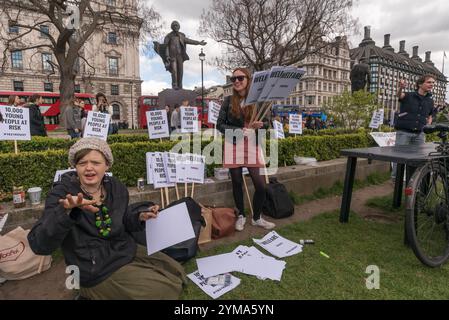 Londres, Royaume-Uni. 1er avril 2017. Un groupe populaire de jeunes, #1821Resist, est venu sur la place du Parlement pour protester contre la suppression de l'allocation logement pour les jeunes qui entre en vigueur aujourd'hui. Ils disent que, sous le régime conservateur depuis 2010, le nombre des sans-abri a doublé et que ce changement continuera de priver les personnes vulnérables de leur foyer, ce qui rendra presque impossible l'accès au travail ou à l'éducation. Banque D'Images