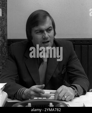 Photo du dossier datée du 12/12/74 de John Prescott au travail dans son bureau à Londres. L'ancien vice-premier ministre John Prescott est décédé à l'âge de 86 ans à la suite d'une bataille contre la maladie d'Alzheimer, a annoncé sa famille. Date d'émission : jeudi 21 novembre 2024. Banque D'Images