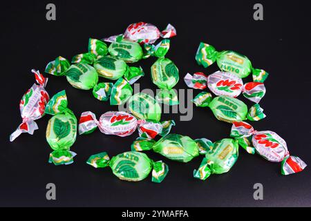 Nourriture, friandises, vacances, fêtes. Beaux bonbons aux fruits fabriqués à partir de jus et d'extrait de fruits emballés dans du polyéthylène coloré et brillant. Banque D'Images