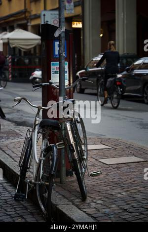 bologne, Italie. 9 octobre 2024 - deux vieux vélos garés dans la rue Banque D'Images