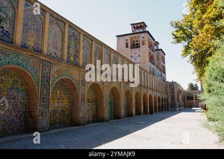 Architecture persane à son meilleur : Shams-ol-Emareh dans le palais du Golestan, architecture persane, monuments historiques de Téhéran, patrimoine persan Banque D'Images