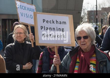 Londres, Royaume-Uni. 25 mars 2017. Les militants de Southwark écoutent des discours lors du rassemblement avant la marche de Canada Water pour protester au Thurlow Lodge Community Hall sur le domaine d'Aylesbury, appelant le conseil travailliste de Southwark à sauver des maisons et des emplois dans l'arrondissement. La marche a rassemblé des organisations de locataires et de résidents, des réseaux d'entreprises locaux et d'autres personnes opposées à ce que Southwark démolisse des propriétés municipales pour la régénération de maisons de luxe, vende des terrains publics à des promoteurs privés et des associations de logement à but lucratif et forçant les petites entreprises par des politiques qu'ils disent être uniquement Banque D'Images