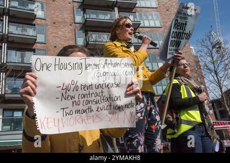 Londres, Royaume-Uni. 25 mars 2017. Des travailleurs clés de One Housing locants action Group à Newham lors du rassemblement des militants de Southwark avant la marche de Canada Water pour protester au Thurlow Lodge Community Hall sur le domaine d'Aylesbury, appelant le conseil travailliste de Southwark à sauver des maisons et des emplois dans l'arrondissement. La marche a rassemblé des organisations de locataires et de résidents, des réseaux d'entreprises locaux et d'autres personnes opposées à ce que Southwark démolisse les propriétés du conseil municipal pour la régénération des maisons de luxe, vende les terres publiques à des promoteurs privés et des associations de logement à but lucratif et forçant les petits busin Banque D'Images