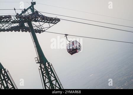 Téléphérique dans la montagne de Ba Den, le plus haut lieu de la région du Sud pour attirer les touristes à visiter à Tay Ninh, Vietnam Banque D'Images