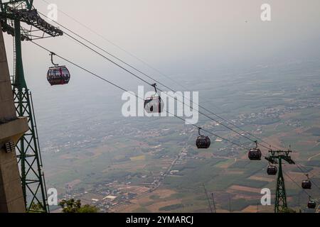 Téléphérique dans la montagne de Ba Den, le plus haut lieu de la région du Sud pour attirer les touristes à visiter à Tay Ninh, Vietnam Banque D'Images