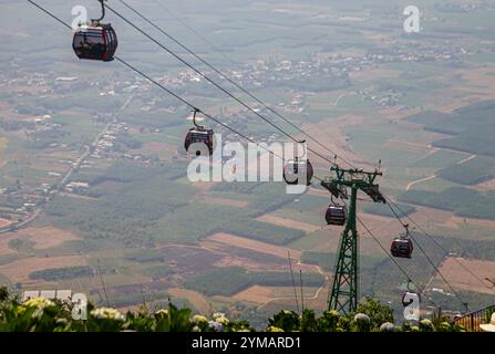 Téléphérique dans la montagne de Ba Den, le plus haut lieu de la région du Sud pour attirer les touristes à visiter à Tay Ninh, Vietnam Banque D'Images