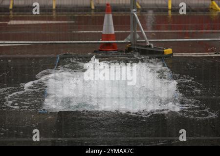 Photo du dossier datée du 9/9/2016 de l’eau qui coule d’une conduite principale d’eau en éclatement sur la rue Victoria à Westminster, Londres. Neuf compagnies d'eau seront bloquées et ne pourront pas utiliser l'argent des clients pour financer des bonus pour les meilleurs patrons d'une valeur de 6,8 millions de livres sterling, a annoncé le régulateur de l'eau OFWAT. Date d'émission : jeudi 21 novembre 2024. Banque D'Images