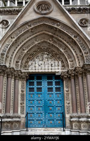 LONDRES, Royaume-Uni - 20 AOÛT 2021 : porte d'entrée ornée de l'église St Michael Cornhill dans la ville de Londres Banque D'Images