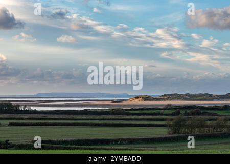 Une vue à l'embouchure des rivières Taw et Torridge avec Lundy Island au loin Banque D'Images