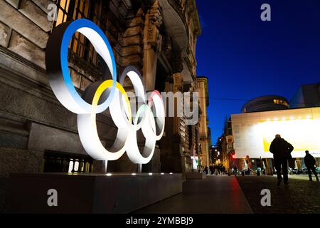 Milan, Italie 20241120. OL-ringene står ved inngangen til Palazzo della Ragioneria municipale, på Piazza della Scala i den nord-italienske storbyen Milano. I februar 2026 skal Milano sammen Med alpebyen Cortina være vertskap for de 25.vinter olympiske leker. Foto : Erik Flaaris Johansen / NTB Banque D'Images