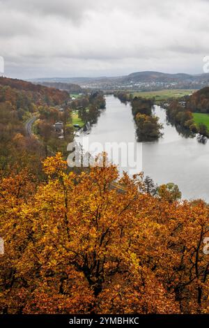 Vue depuis le monument Berger sur la colline Hohenstein à Witten jusqu'à la rivière Ruhr, région de la Ruhr, Allemagne, Blick vom Bergerdenkmal auf dem Hohenstein BEI Banque D'Images