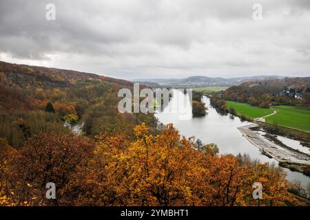 Vue depuis le monument Berger sur la colline Hohenstein à Witten jusqu'à la rivière Ruhr, région de la Ruhr, Allemagne, Blick vom Bergerdenkmal auf dem Hohenstein BEI Banque D'Images