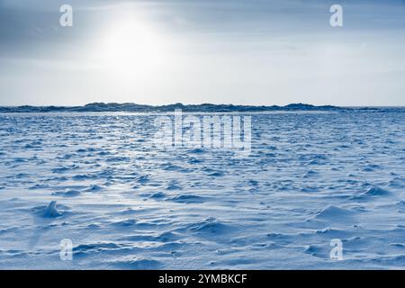 Photographie de paysage d'hiver avec la glace de la mer Baltique gelée sous le ciel bleu par une journée ensoleillée. Des fragments de glace tranchants sont recouverts de neige Banque D'Images