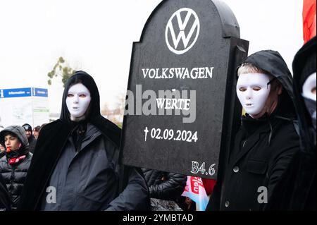 Wolfsburg, Allemagne. 21 novembre 2024. Les employés de Volkswagen manifestent devant la Volkswagen Arena de Wolfsburg lors des négociations salariales entre Volkswagen et IG Metall. IG Metall souhaite la bienvenue aux représentants du Groupe au troisième tour de négociations collectives avec une forte protestation. Des milliers de participants manifestent devant l'usine sur le site de négociation de la Volkswagen Arena, suivie d'un rassemblement de protestation directement devant le stade. Crédit : Alicia Windzio/dpa/Alamy Live News Banque D'Images