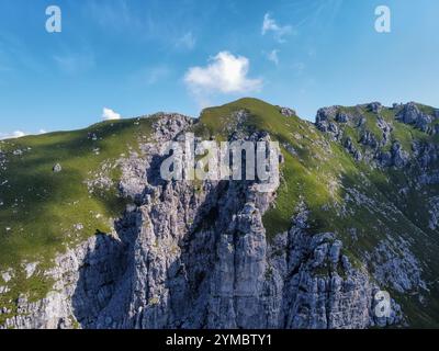 vue aérienne des montagnes en été Banque D'Images