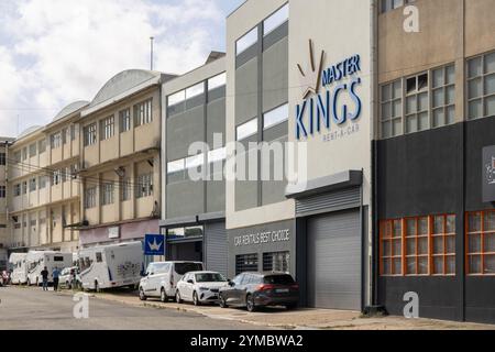 Les maîtres rois louent un bâtiment de voiture avec des voitures garées et des vr par une journée ensoleillée à lisbonne, portugal Banque D'Images