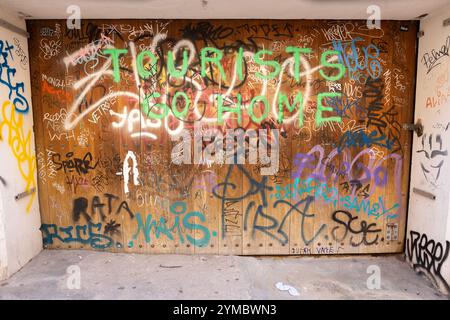Graffiti repéré dans le centre-ville de Palma, disant aux touristes de rentrer chez eux. Banque D'Images