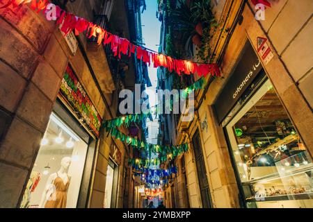 barcelone, espagne - 2 sep 2024 marché de rue avec des décorations colorées de foire médiévale . Photo de haute qualité Banque D'Images