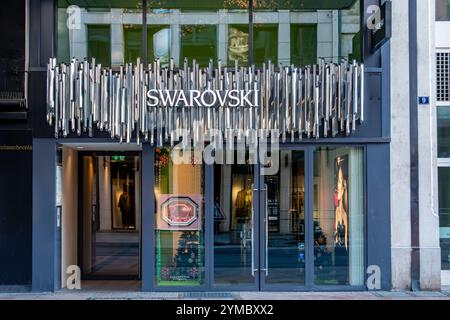 Vue extérieure d'un magasin Swarovski. Swarovski est une entreprise autrichienne qui fabrique et commercialise des bijoux et des objets en verre de cristal Banque D'Images