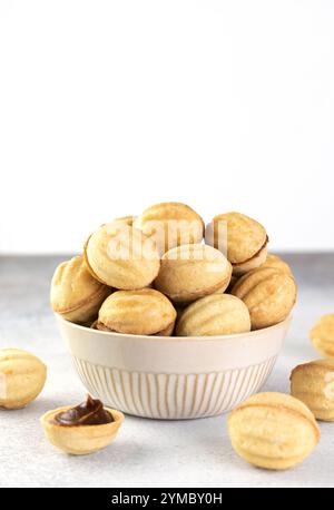 Biscuits russes noix ou Oreshki en forme de noix avec du lait condensé bouilli. Cuisine russe, desserts. Copier l'espace. Banque D'Images