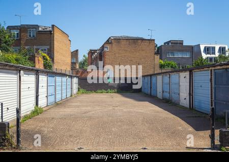 Garages municipaux dans la zone de logement autour de Kentish Town à Londres Banque D'Images