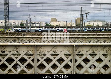 Un TER (train express régional) en provenance de la région Ile-de-France circule sur les voies ferrées de la banlieue de Paris, France, le 17 octobre 2024. Plusieurs syndicats ferroviaires ont appelé à la grève pour le jeudi 21 novembre. Les quatre syndicats SNCF - CGT-Cheminots, Unsa-ferroviaire, SUD-Rail et CFDT-Cheminots - ont appelé à la grève pour dénoncer le démantèlement de fret SNCF afin d'éviter d'avoir à rembourser des aides d'État que la Commission européenne considère illégales. Les syndicats ferroviaires n'excluent pas le renouvellement de la grève en décembre. Photo de Laurent Coust/ABACAPRESS. COM Banque D'Images