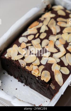 Brownies à la citrouille au chocolat garni d'amandes. Banque D'Images