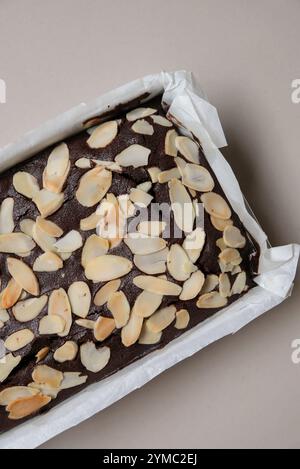 Brownies à la citrouille au chocolat garni d'amandes. Banque D'Images