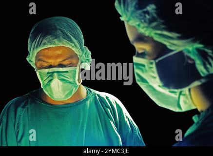 Chirurgie à l'hôpital Ibn al-bitar dans le district de Karkh à Bagdad, Irak. Au moment du tournage, vers 1985, l'hôpital était géré par PARC, une filiale d'Aer Lingus, pour le compte du gouvernement irakien. Il a fourni aux citoyens iraquiens un niveau élevé de soins, y compris des greffes et des chirurgies cardiaques, ainsi que d'autres procédures complexes. Des centaines de membres du personnel irlandais y travaillèrent dans tous les domaines d'activité, dont certains furent piégés à Bagdad pendant la première guerre du Golfe en 1991, ce qui mit fin à l'implication irlandaise. Près d'une cible militaire, il a été réduit à près de décombres par des bombardements en 2003. Banque D'Images
