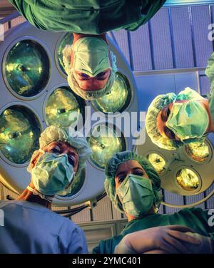 Chirurgie à l'hôpital Ibn al-bitar dans le district de Karkh à Bagdad, Irak. Au moment du tournage, vers 1985, l'hôpital était géré par PARC, une filiale d'Aer Lingus, pour le compte du gouvernement irakien. Il a fourni aux citoyens iraquiens un niveau élevé de soins, y compris des greffes et des chirurgies cardiaques, ainsi que d'autres procédures complexes. Des centaines de membres du personnel irlandais y travaillèrent dans tous les domaines d'activité, dont certains furent piégés à Bagdad pendant la première guerre du Golfe en 1991, ce qui mit fin à l'implication irlandaise. Près d'une cible militaire, il a été réduit à près de décombres par des bombardements en 2003. Banque D'Images