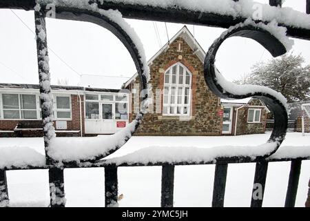 Doddiscombsleigh, Devon, Royaume-Uni. 21 novembre 2024. La neige force la fermeture de l'école Doddiscombsleigh à Doddiscombsleigh dans la vallée de Teign, en bordure de Dartmoor, Devon. Crédit : Nidpor/Alamy Live News Banque D'Images