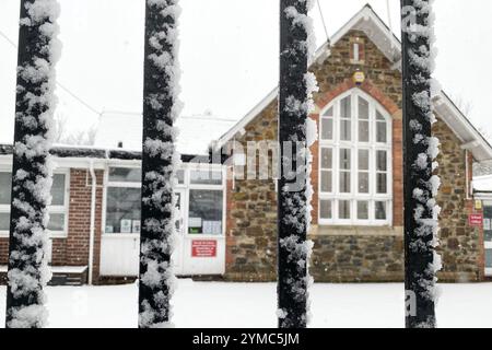 Doddiscombsleigh, Devon, Royaume-Uni. 21 novembre 2024. La neige force la fermeture de l'école Doddiscombsleigh à Doddiscombsleigh dans la vallée de Teign, en bordure de Dartmoor, Devon. Crédit : Nidpor/Alamy Live News Banque D'Images