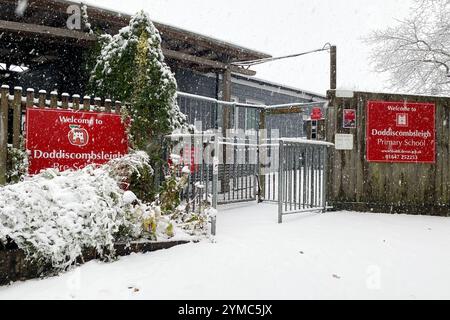 Doddiscombsleigh, Devon, Royaume-Uni. 21 novembre 2024. La neige force la fermeture de l'école Doddiscombsleigh à Doddiscombsleigh dans la vallée de Teign, en bordure de Dartmoor, Devon. Crédit : Nidpor/Alamy Live News Banque D'Images