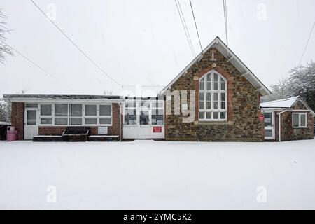 Doddiscombsleigh, Devon, Royaume-Uni. 21 novembre 2024. La neige force la fermeture de l'école Doddiscombsleigh à Doddiscombsleigh dans la vallée de Teign, en bordure de Dartmoor, Devon. Crédit : Nidpor/Alamy Live News Banque D'Images