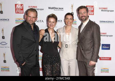 Jörg Vennewald mit Frau Rhea Harder-Vennewald und Jan Hartmann mit Ehefrau Julia Hartmann BEI der Verleihung Goldene Bild der Frau à Hambourg AM 20.11.2024 *** Jörg Vennewald avec sa femme Rhea Harder Vennewald et Jan Hartmann avec sa femme Julia Hartmann lors de la cérémonie de remise des prix Goldene Bild der Frau à Hambourg le 20 11 2024 Banque D'Images