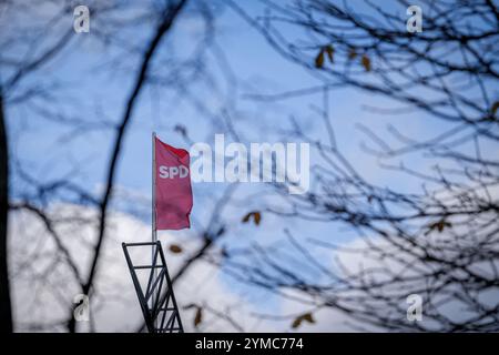 Berlin, Allemagne. 21 novembre 2024. Le drapeau du SPD vole dans le vent du matin au-dessus de Willy Brandt House, le siège du parti SPD. Le débat sur la candidature du SPD à la chancelière se poursuit. Crédit : Kay Nietfeld/dpa/Alamy Live News Banque D'Images