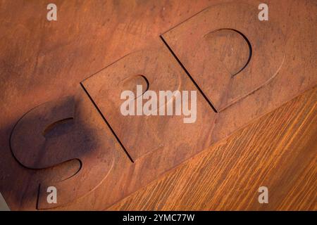 Berlin, Allemagne. 21 novembre 2024. Le logo du SPD peut être vu devant Willy Brandt House, le siège du SPD, ce matin. Le débat sur la candidature du SPD à la chancelière se poursuit. Crédit : Kay Nietfeld/dpa/Alamy Live News Banque D'Images