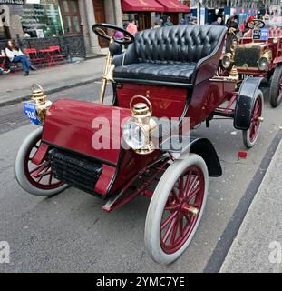 Vue de face d'une Ford Runabout de 1904, au Pall Mall, pendant le spectaculaire St James Motoring de 2024 Banque D'Images