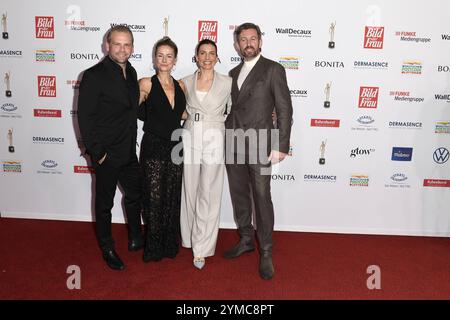 Jörg Vennewald mit Frau Rhea Harder-Vennewald und Jan Hartmann mit Ehefrau Julia Hartmann BEI der Verleihung Goldene Bild der Frau à Hambourg AM 20.11.2024 *** Jörg Vennewald avec sa femme Rhea Harder Vennewald et Jan Hartmann avec sa femme Julia Hartmann lors de la cérémonie de remise des prix Goldene Bild der Frau à Hambourg le 20 11 2024 Banque D'Images