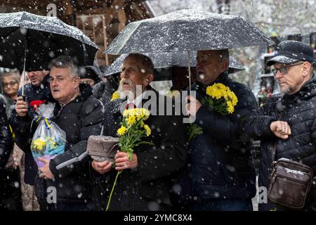 Des gens chantent l'hymne national ukrainien lors de la commémoration de la Journée de la dignité et de la liberté. Une prière interreligieuse pour l'Ukraine et ses combattants de la liberté et une cérémonie pour honorer les défenseurs tombés au combat sont organisées. La Journée de la dignité commémore les anniversaires de deux moments cruciaux de l’histoire de l’Ukraine, la Révolution orange de 2004 et la Révolution de la dignité de 2013. Banque D'Images