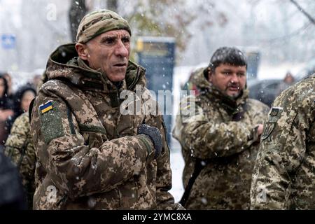 Des soldats ukrainiens chantent l'hymne national ukrainien lors de la commémoration de la Journée de la dignité et de la liberté. Une prière interreligieuse pour l'Ukraine et ses combattants de la liberté et une cérémonie pour honorer les défenseurs tombés au combat sont organisées. La Journée de la dignité commémore les anniversaires de deux moments cruciaux de l’histoire de l’Ukraine, la Révolution orange de 2004 et la Révolution de la dignité de 2013. Banque D'Images