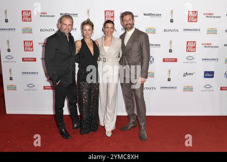 Jörg Vennewald mit Frau Rhea Harder-Vennewald und Jan Hartmann mit Ehefrau Julia Hartmann BEI der Verleihung Goldene Bild der Frau à Hambourg AM 20.11.2024 *** Jörg Vennewald avec sa femme Rhea Harder Vennewald et Jan Hartmann avec sa femme Julia Hartmann lors de la cérémonie de remise des prix Goldene Bild der Frau à Hambourg le 20 11 2024 Banque D'Images