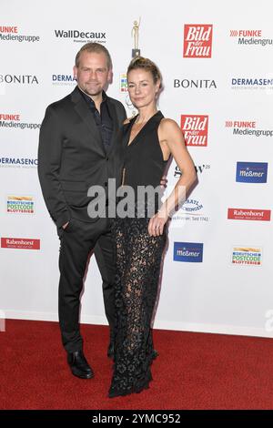 Jörg Vennewald mit Frau Rhea Harder-Vennewald BEI der Verleihung Goldene Bild der Frau à Hambourg AM 20.11.2024 *** Jörg Vennewald avec son épouse Rhea Harder Vennewald à la cérémonie de remise des prix Goldene Bild der Frau à Hambourg le 20 11 2024 Banque D'Images