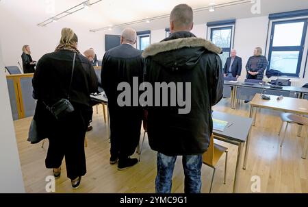 Neubrandenburg, Allemagne. 21 novembre 2024. Avant le début du procès pour lésions corporelles graves, abus de pupilles et privation de liberté, les deux accusés plus âgés (gauche et droite) attendent avec l'un de leurs avocats (M) que le procès commence. Une femme de 39 ans aurait abusé massivement de sa belle-fille mineure. Son mari actuel, âgé de 46 ans, est également jugé, de même que le père de la fille et la fille de 17 ans de la femme. Crédit : Bernd Wüstneck/dpa/Alamy Live News Banque D'Images