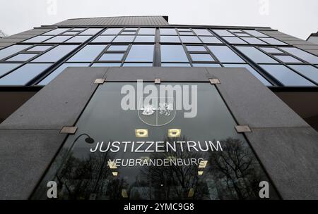 Neubrandenburg, Allemagne. 21 novembre 2024. Un procès commence devant le tribunal de district pour lésions corporelles dangereuses, abus de pupilles et privation de liberté. Une femme de 39 ans aurait abusé massivement de sa belle-fille mineure. Son mari actuel, âgé de 46 ans, est également accusé, tout comme le père de la jeune fille et la fille de 17 ans de la femme. Crédit : Bernd Wüstneck/dpa/Alamy Live News Banque D'Images