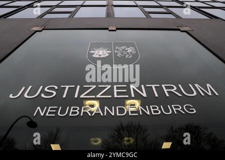 Neubrandenburg, Allemagne. 21 novembre 2024. Un procès commence devant le tribunal de district pour lésions corporelles dangereuses, abus de pupilles et privation de liberté. Une femme de 39 ans aurait abusé massivement de sa belle-fille mineure. Son mari actuel, âgé de 46 ans, est également accusé, tout comme le père de la jeune fille et la fille de 17 ans de la femme. Crédit : Bernd Wüstneck/dpa/Alamy Live News Banque D'Images