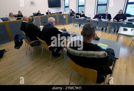 Neubrandenburg, Allemagne. 21 novembre 2024. Avant le début du procès pour lésions corporelles graves, abus de pupilles et privation de liberté, les deux accusés âgés attendent avec leurs avocats que le procès commence. Une femme de 39 ans aurait abusé massivement de sa belle-fille mineure. Son mari actuel, âgé de 46 ans, est également jugé, de même que le père de la fille et la fille de 17 ans de la femme. Crédit : Bernd Wüstneck/dpa/Alamy Live News Banque D'Images