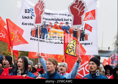 Wolfsburg, Allemagne. 21 novembre 2024. Les employés de Volkswagen manifestent devant la Volkswagen Arena de Wolfsburg lors des négociations salariales entre Volkswagen et IG Metall. IG Metall souhaite la bienvenue aux représentants du Groupe au troisième tour de négociations collectives avec une forte protestation. Des milliers de participants manifestent devant l'usine sur le site de négociation de la Volkswagen Arena, suivie d'un rassemblement de protestation directement devant le stade. Crédit : Alicia Windzio/dpa/Alamy Live News Banque D'Images